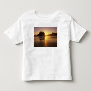 WA, Olympic NP, Second Beach bei Sonnenuntergang Kleinkind T-shirt