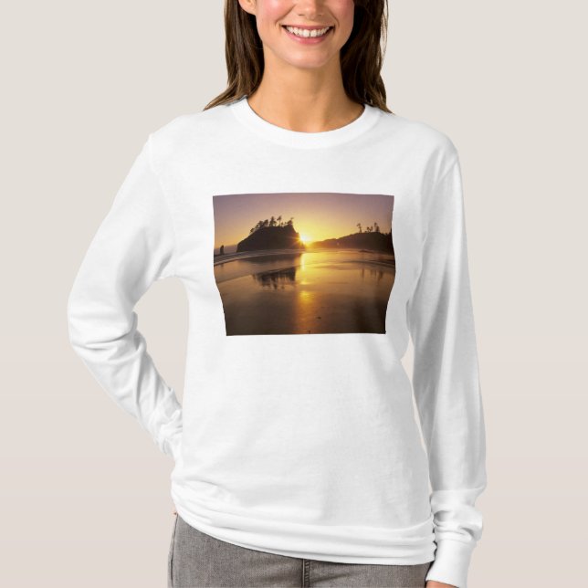 WA, Olympic NP, Second Beach bei Sonnenuntergang T-Shirt (Vorderseite)