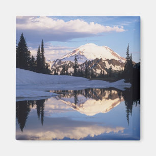 WA, Rainier NP, Rainier und Wolken Magnet