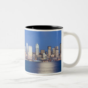 WA, Seattle, Seattle Skyline und Elliott Bay, 2 Zweifarbige Tasse