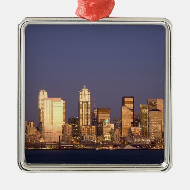 WA, Seattle, Seattle Skyline und Elliott Bay, Silbernes Ornament (Vorne)