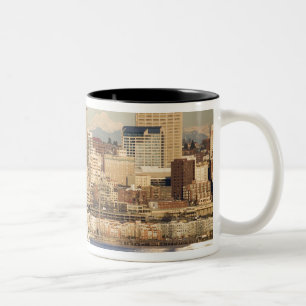 WA, Seattle, Seattle Skyline und Elliott Bay Zweifarbige Tasse