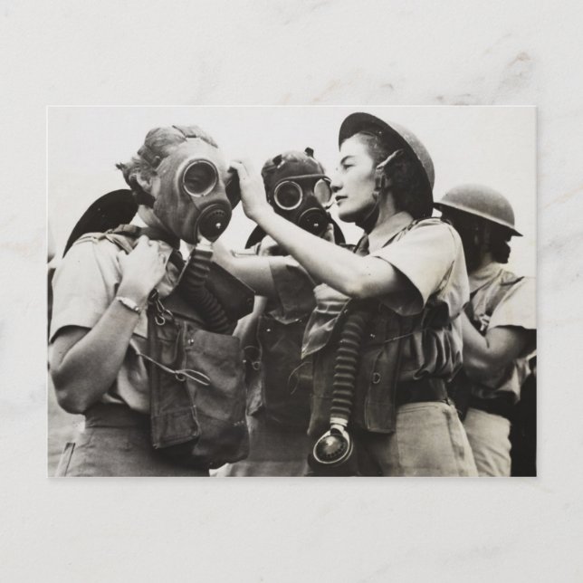 WAAF mit Gasmasken Postkarte (Vorderseite)