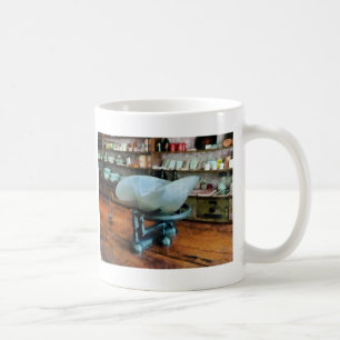 Waage im Gemischtwarenladen Tasse