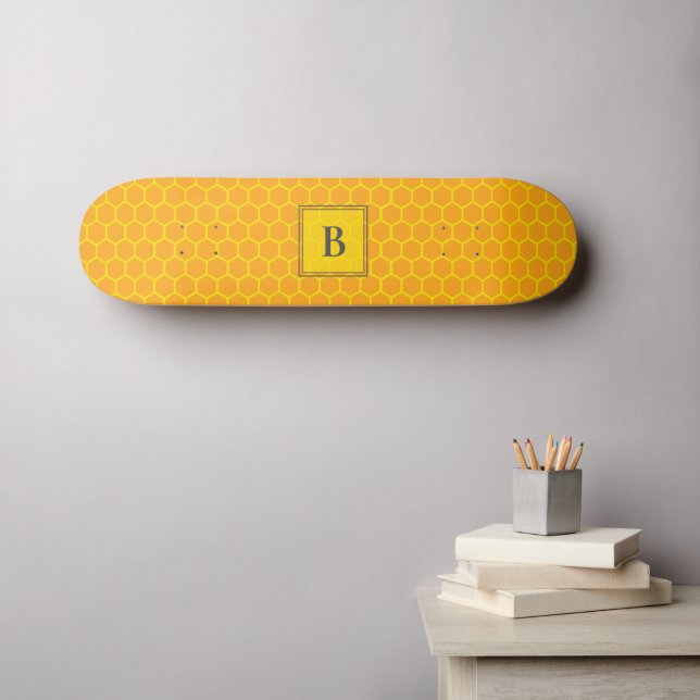 Wabenmuster, Initialen, Name auf Gelb Skateboard (Wandkunst (Horz))