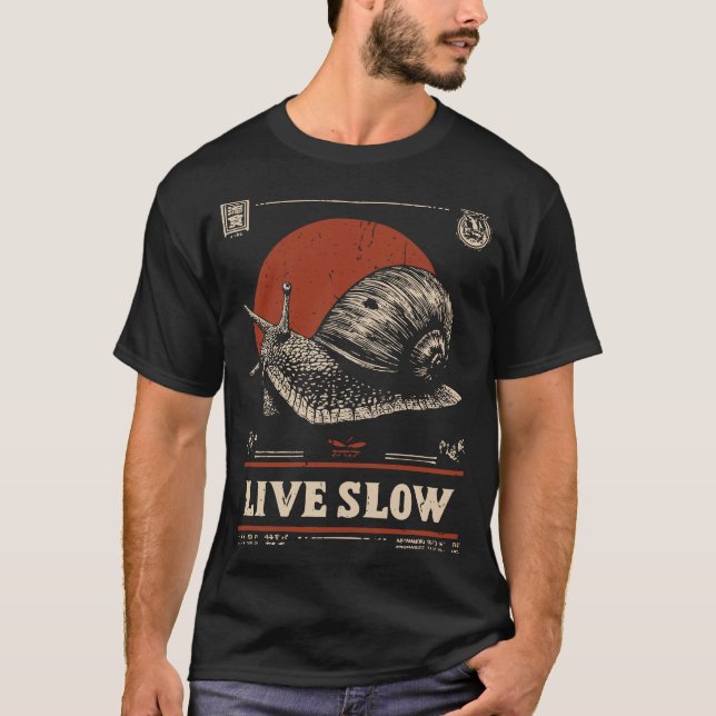 Wabi-Sabi Snail | Denkwürdiges Living-Portrait T-Shirt (Vorderseite)