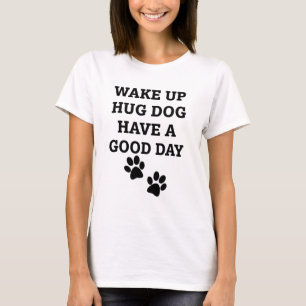 Wachen Sie Umarmungs-Hund haben ein großes T-Shirt