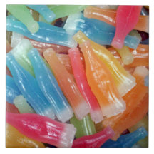 Wachs füllt alte Schulsüßigkeits-Keramikfliese ab