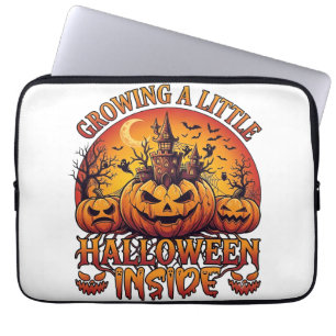 Wachsende kleine Halloween-Kürbisse im Inneren vom Laptopschutzhülle