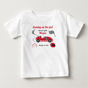 Wächst mit zwei schnellen festlichen roten Rennwag Baby T-shirt