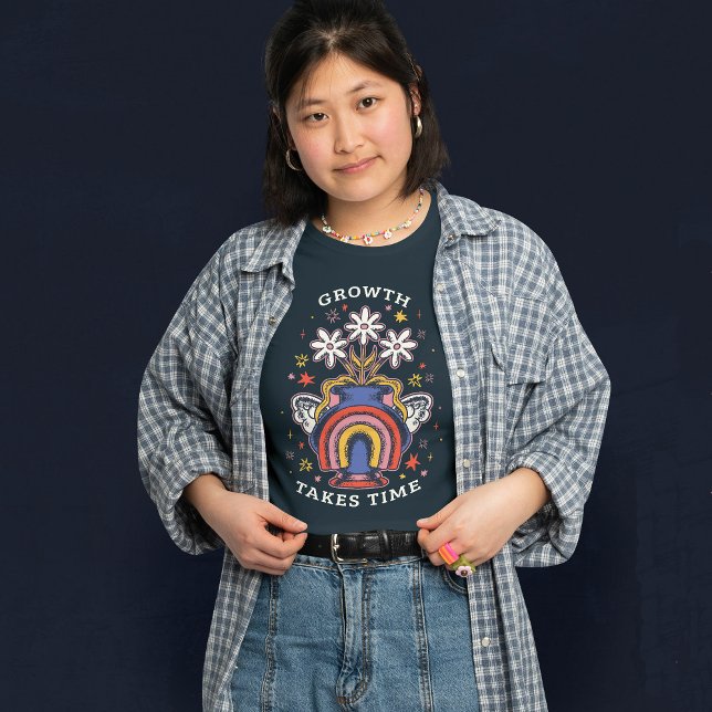 WACHSTUM BRAUCHT ZEIT FARBIGE BLUME VASE T-Shirt (Von Creator hochgeladen)