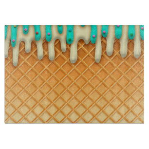 Waffelkone mit Sprinklen aus Eis, Tropfen Schneidebrett