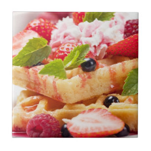 Waffelkuchen mit frischem Beerenobst Fliese