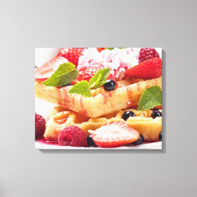 Waffelkuchen mit frischem Beerenobst Leinwanddruck (Vorderseite)