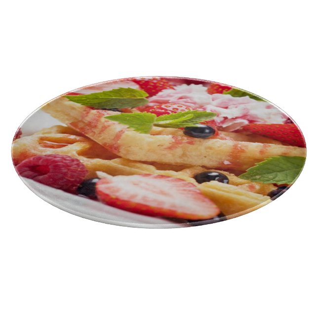 Waffelkuchen mit frischem Beerenobst Schneidebrett (Ecke)