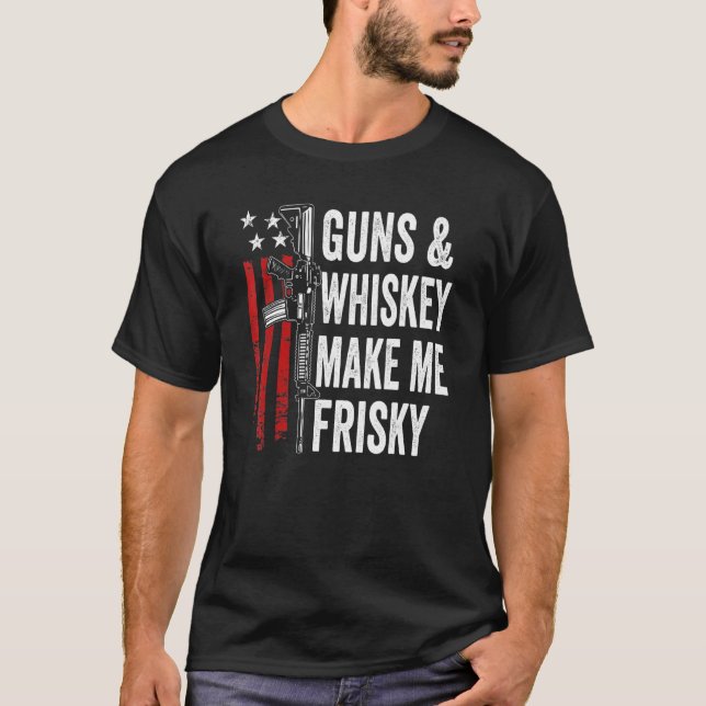 Waffen und Whiskey machen mich zu Frisky Ar15 Pro  T-Shirt (Vorderseite)