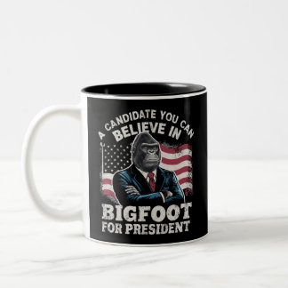 Wahl 2024 Funny Vote Sasquatch USA Zweifarbige Tasse