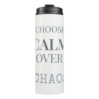 Wähle Ruhe statt Chaos Minimalistischer Zitat-Typo Thermosbecher