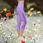 WÄHLEN SIE IHRE FARBE oder lila, Name, Yoga Capri<br><div class="desc">WÄHLEN SIE IHRE FARBE maßgeschneiderte Yoga Capri Leggings! Mit dem Namen in einem lila, großen, dunklen Skript bis zu einem Bein! Das Beispiel ist blassfarbig lila, aber Sie können sich einfach an die Farbe Ihrer Wahl anpassen. Auch leicht zu ändern oder zu löschen Beispieltext. Alle Rechte vorbehalten © 2020 Alan...</div>