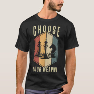 Wählen Sie Ihre Schachfiguren für die Waffen aus.  T-Shirt