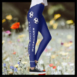 WÄHLEN SIE IHREN FARBEN- oder Blue-Soccer-Teamname Leggings<br><div class="desc">WÄHLEN SIE IHRE Leggings für das Fußballteam mit dem Namen des Spielers aus! Das rechte Bein hat zwei dunkelblaue und weiße Fußbälle, zwei Zeilen personalisierten vertikalen Textes, von angesagt bis Knöchel für den Teamnamen, und eine Textzeile am Knöchel für den Spielernamen. Das Links Bein hat sieben Fußbälle hintereinander, von angesagt...</div>