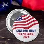 Wahlkampagne 2024 für die Kandidatur im eigenen La Button<br><div class="desc">Anpassbare Knöpfe für politische Wahlkampfkandidaten mit der amerikanischen Flagge auf Ihrem Text in rot,  weiß und blau. Fügen Sie bei den Wahlen 2024 Ihre Wahl für den Präsidenten oder ein anderes politisches Amt hinzu. Eigener Text.</div>