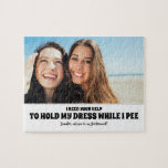 Während ich pisse - Funny Bridesmaid Vorschlag Fot Puzzle<br><div class="desc">Zwei Freunde Foto lustige Brautjungfrau oder Trauzeugin Vorschlag Puzzles "Ich brauche Ihre Hilfe,  um mein Kleid zu halten während ich pisse. Wirst du meine Brautjungfrau sein?"</div>