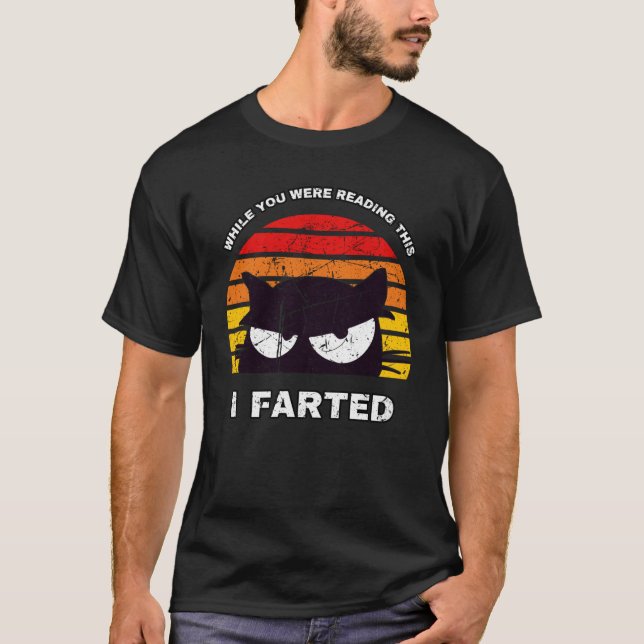 WÄHREND IHR DIES LESEN HABE ICH FARTET Sneaky Cat T-Shirt (Vorderseite)