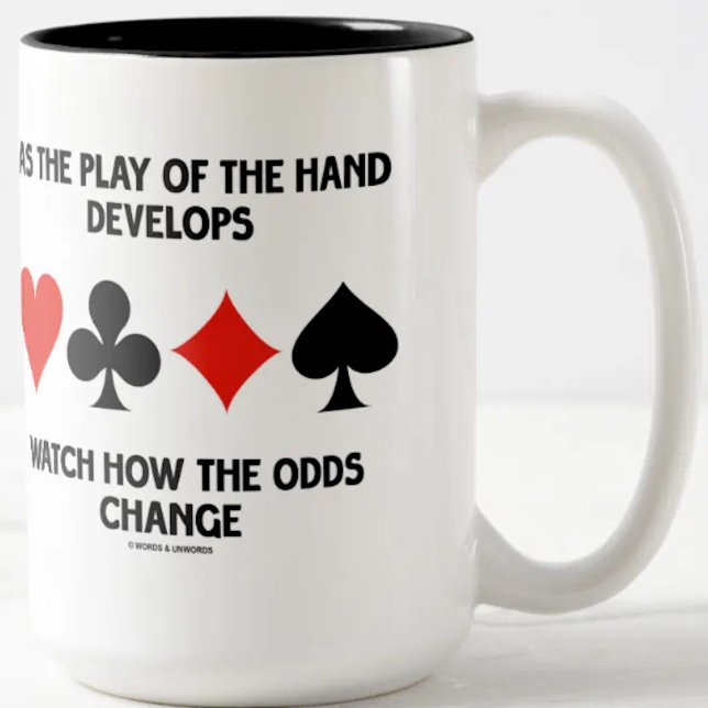 Während sich das Spiel der Hand entwickelt, beobac Zweifarbige Tasse (Mug featuring the four card suits & the bridge advice observation applicable for any bridge hand)