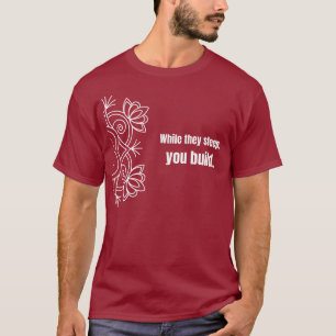 Während sie schlafen, baust du - T-Shirt
