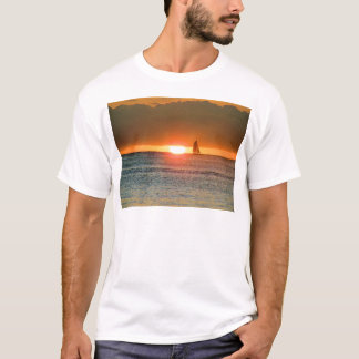 Waikiki Sonnenuntergang mit Segelboot-Silhouette, T-Shirt