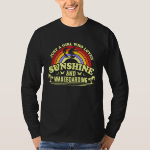Wakeboard Ein Mädchen, das Sonnenschein und Wakebo T-Shirt
