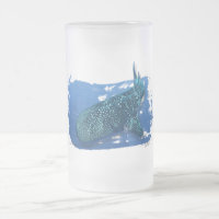 Wal-Haifisch in der tiefen mattierten Bier-Tasse