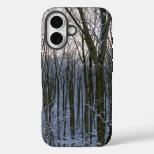 Wald der schneebedeckten Bäume iPhone 16 Hülle