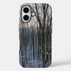 Wald der schneebedeckten Bäume iPhone 16 Hülle