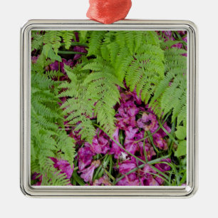 Wald Farne mit rosa Blütenblättern auf dem Boden Ornament Aus Metall