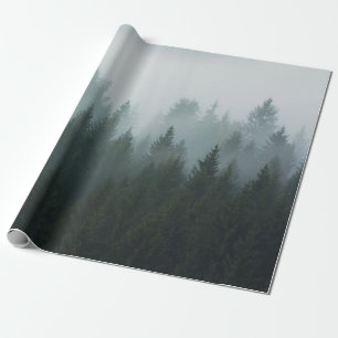 Wald im Morgennebel im Berg. Spruce Geschenkpapier