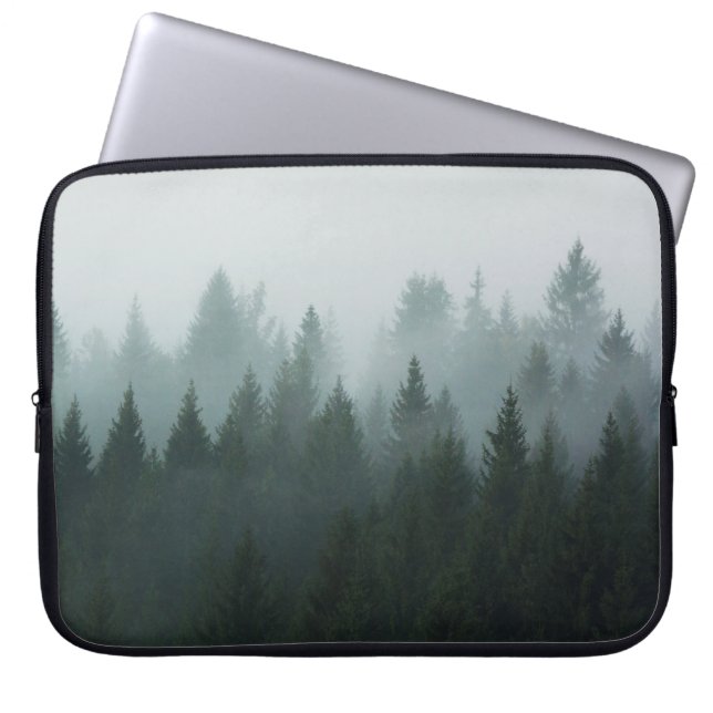 Wald im Morgennebel im Berg. Spruce Laptopschutzhülle (Vorderseite)