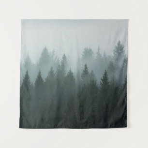 Wald im Morgennebel im Berg. Spruce Wandteppich