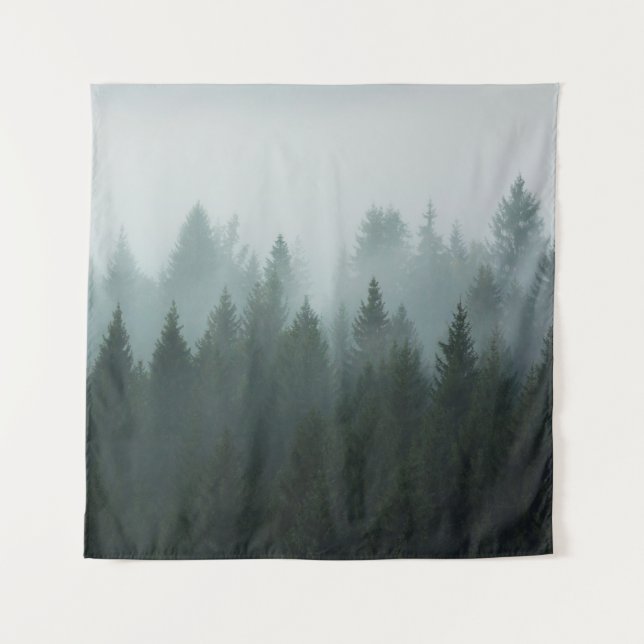 Wald im Morgennebel im Berg. Spruce Wandteppich (Vorderseite)