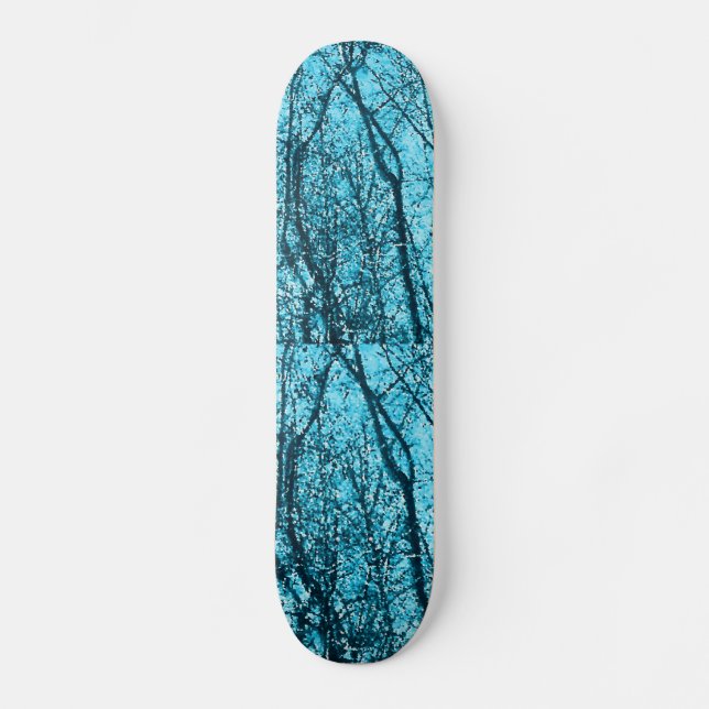 Wald in Azurblau Skateboard (Vorderseite)