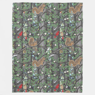 Wald mit Vögeln und Eichhörnchen Fleecedecke