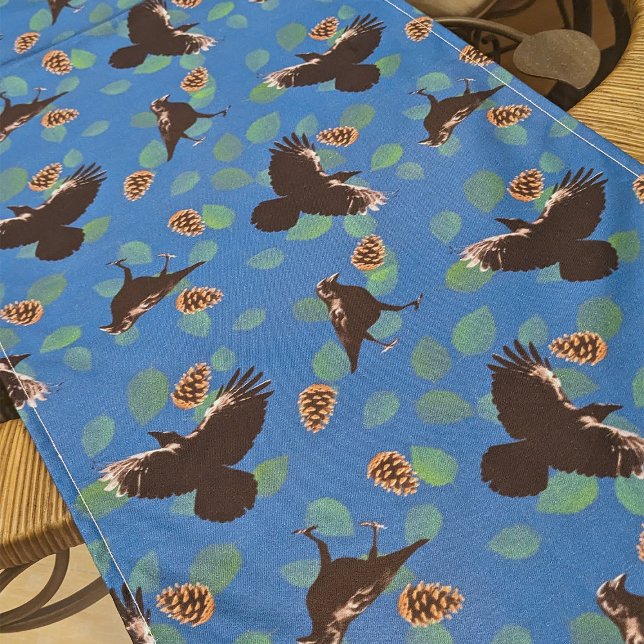 Wald Raven Black Birds & Pine Cone Blauer Wald Kurzer Tischläufer (Woodland raven table runner)