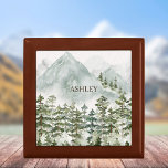 Wald und Gebirgslandschaft Wasserfarbe Erinnerungskiste<br><div class="desc">Feiern Sie die Schönheit der Natur mit unserer Geschenkboxen von Wald und Gebirge. Es fängt den Reiz des Waldes und der Berge in einem Aquarell-Stil ein.</div>