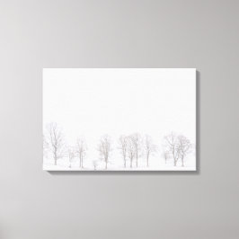 Waldbäume im Winter in schneeweißer Leinwand