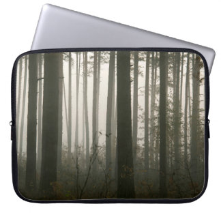 Wälder und Silhouetten Laptopschutzhülle