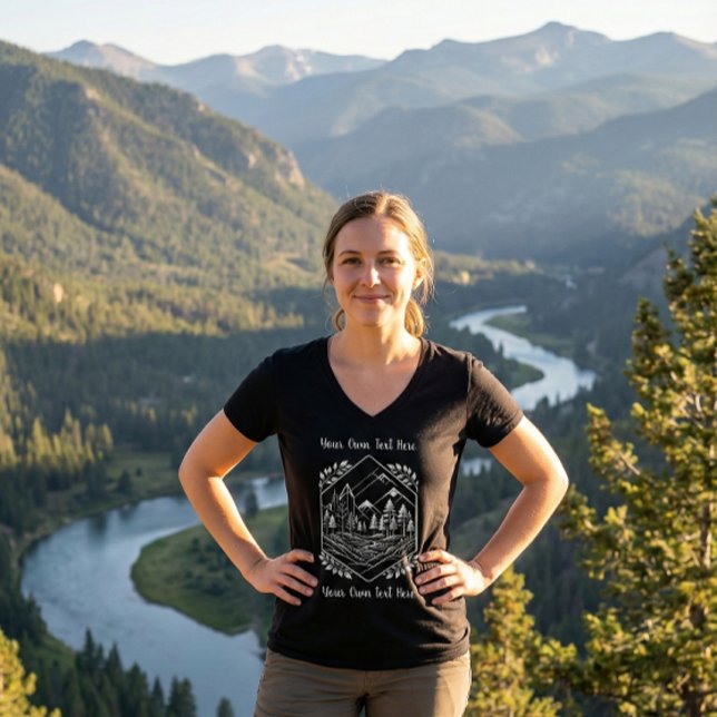 Waldfluss-Camping-Abzeichen - Text personalisieren T-Shirt (Scenic Forest River Badge V-Neck. The perfect Gift for Camping and your next outdoor trip!)