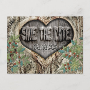 Waldhochzeit Rustikales Herz im Baum Save the Date Ankündigungspostkarte