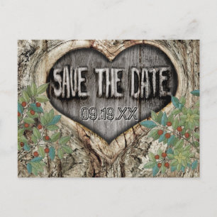 Waldhochzeit Rustikales Herz im Baum Save the Date Ankündigungspostkarte