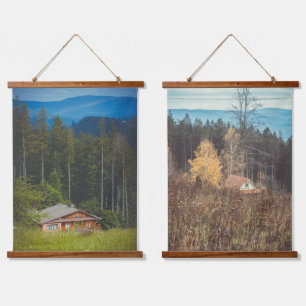 Waldhütten unter den Bergen Wandteppich Mit Holzrahmen